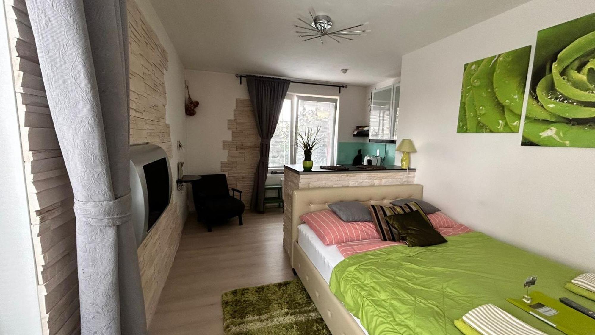 Bastien Studio Near Airport Прага Екстер'єр фото