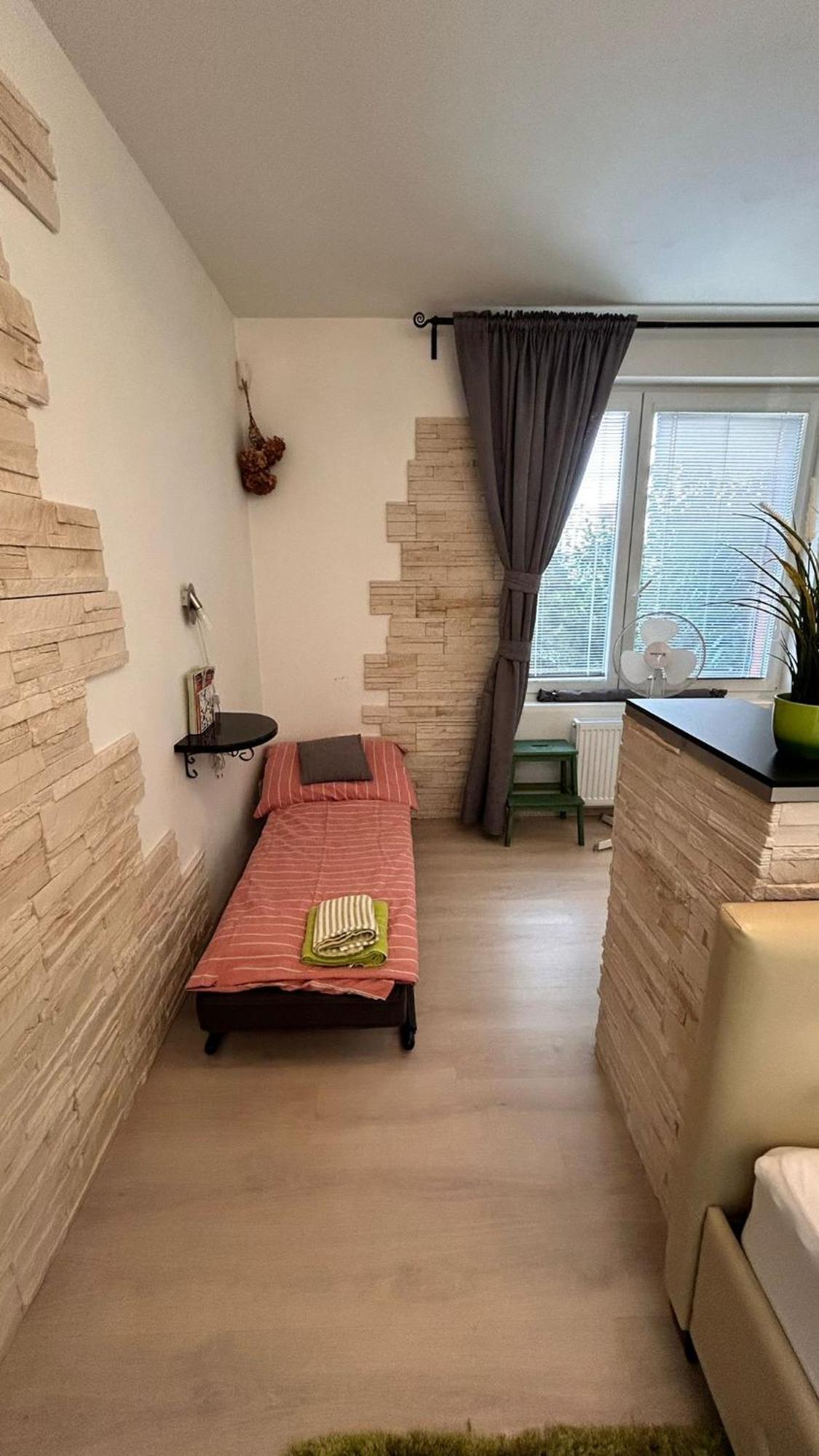 Bastien Studio Near Airport Прага Екстер'єр фото