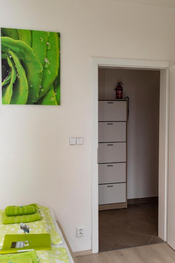 Bastien Studio Near Airport Прага Екстер'єр фото